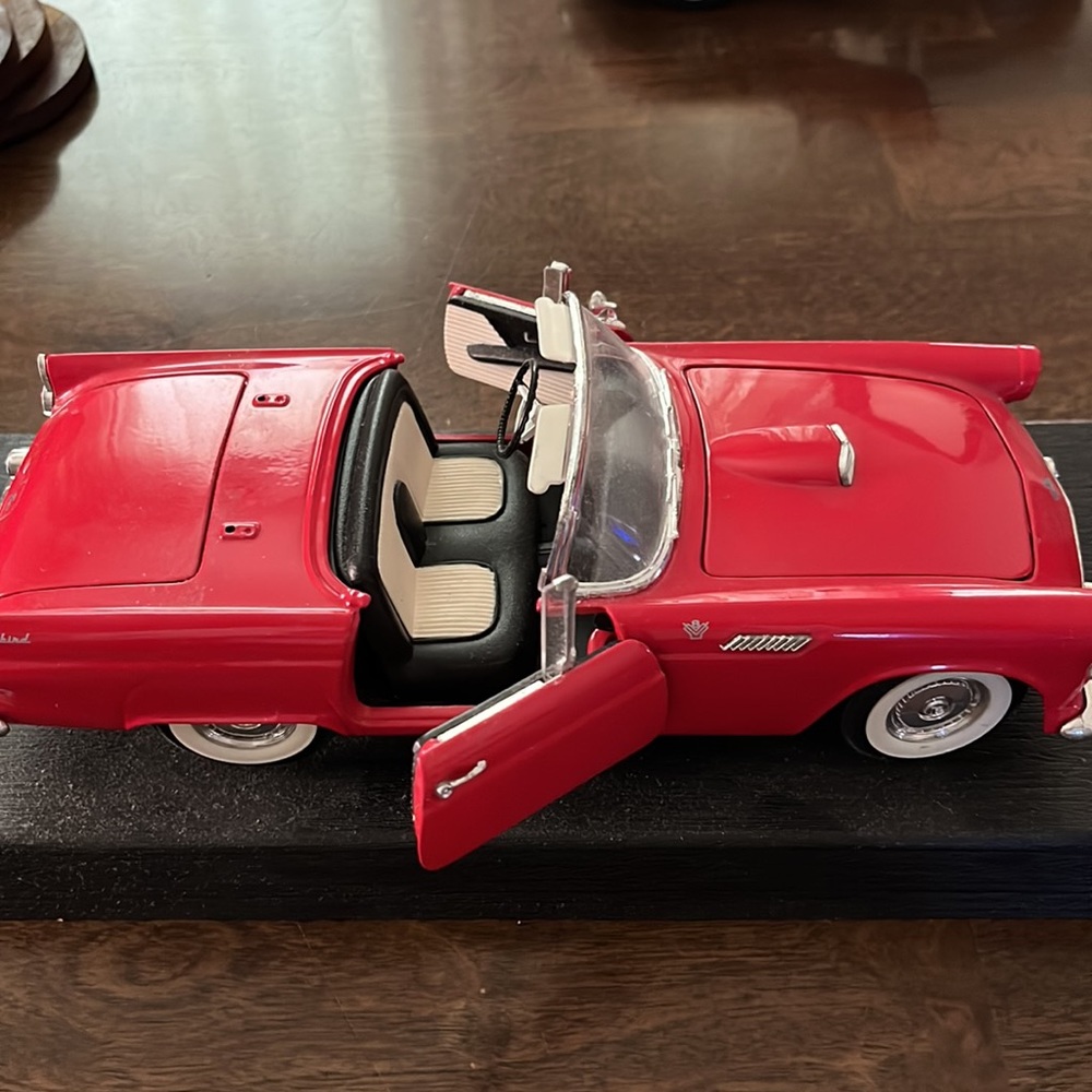 Red convertible ford thunderbird - Picture 3 of 3